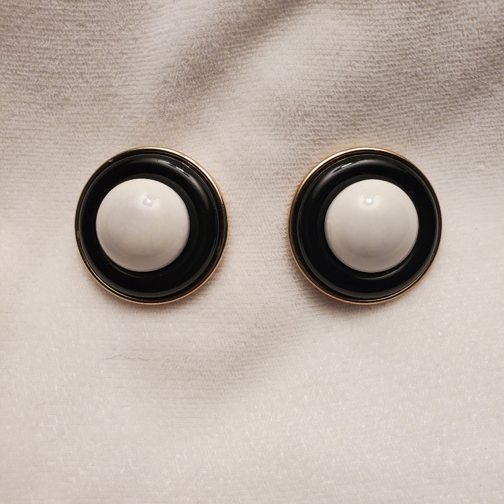 B&W button type earrings